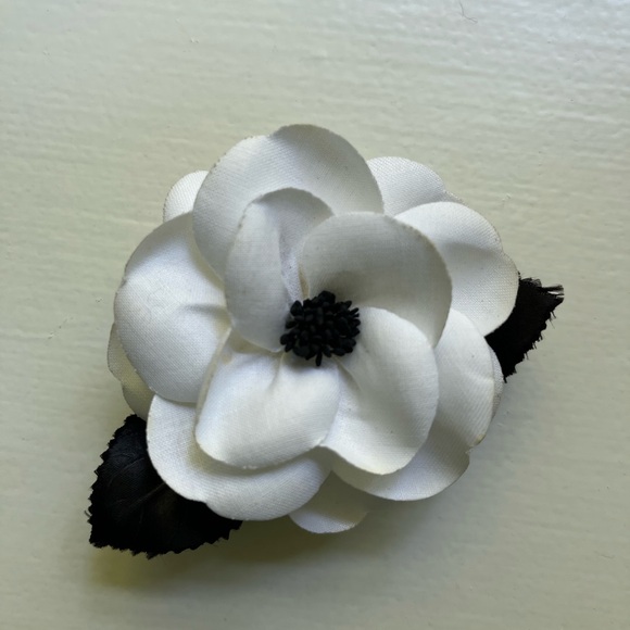 Vintage Chanel Camellia brooch - Picture 1 of 6